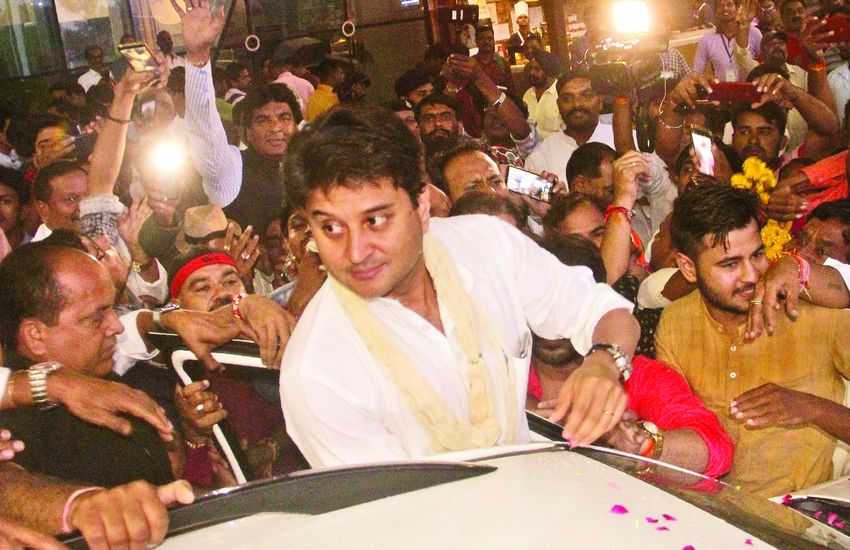 Politics : भाजपा में जाने की बात पर ज्योतिरादित्य सिंधिया ने दिया ऐसा जवाब, प्रज्ञा ठाकुर का भी किया घेराव