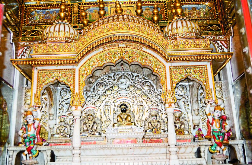 jain mandir gwalior: shewtambar mandir of sarafa gwalior 200 year old