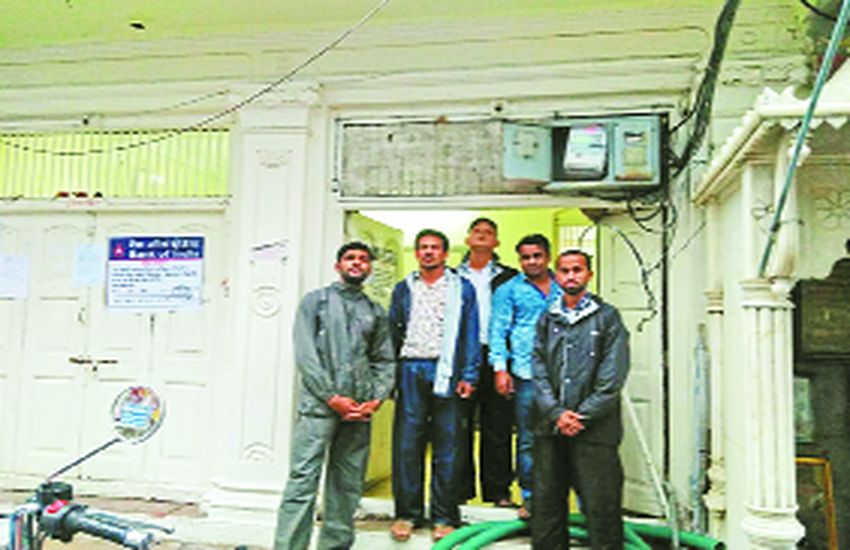 फसल के तीन करोड़ रुपए लेकर भागा व्यापारी, अब उसकी संपत्ति पर कब्जा करेंगे किसान