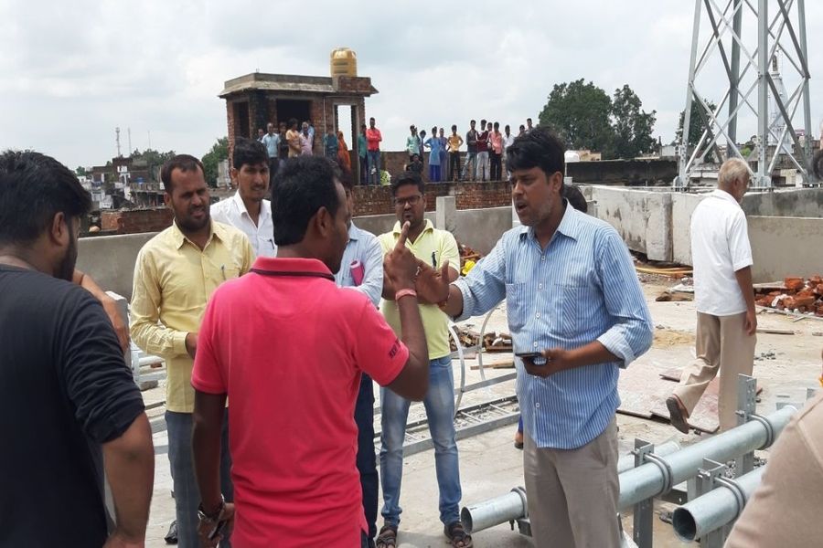 रातों-रात लगा दिया मोबाइल टावर, लोगों का फूटा रोष
