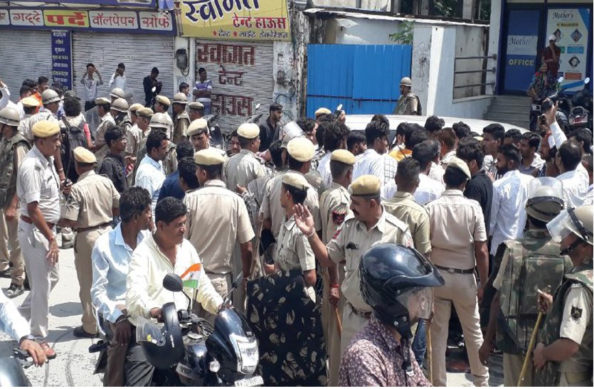 उदयपुर में मतदान समाप्ति के बाद छात्र गुटाेें में झड़प, कार के कांच फोड़े, भारी पुल‍िस बल तैनात