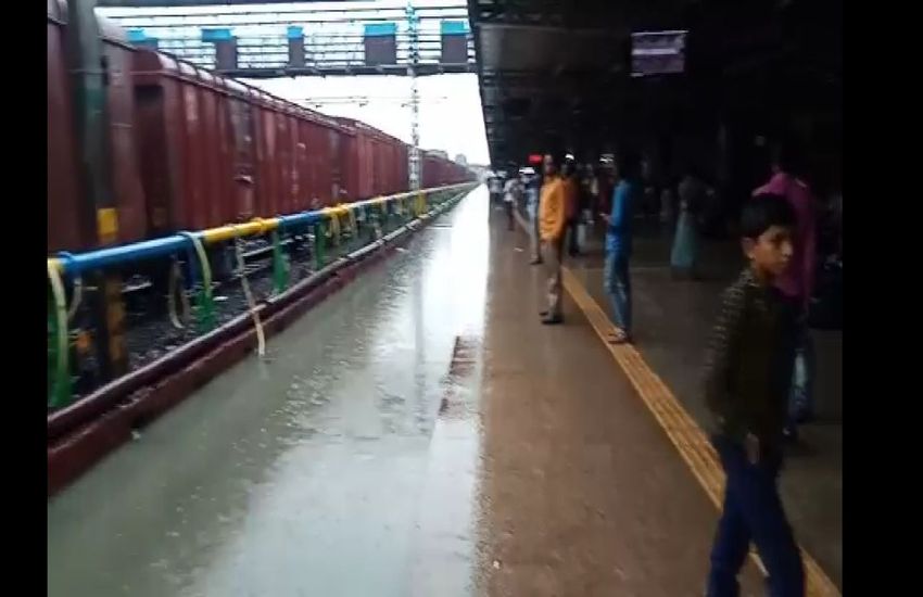 Heavy Rain : इस रेलवे स्टेशन पर हुई इतनी भारी बारिश कि आगे ही नहीं बढ़ पाई ट्रेनें
