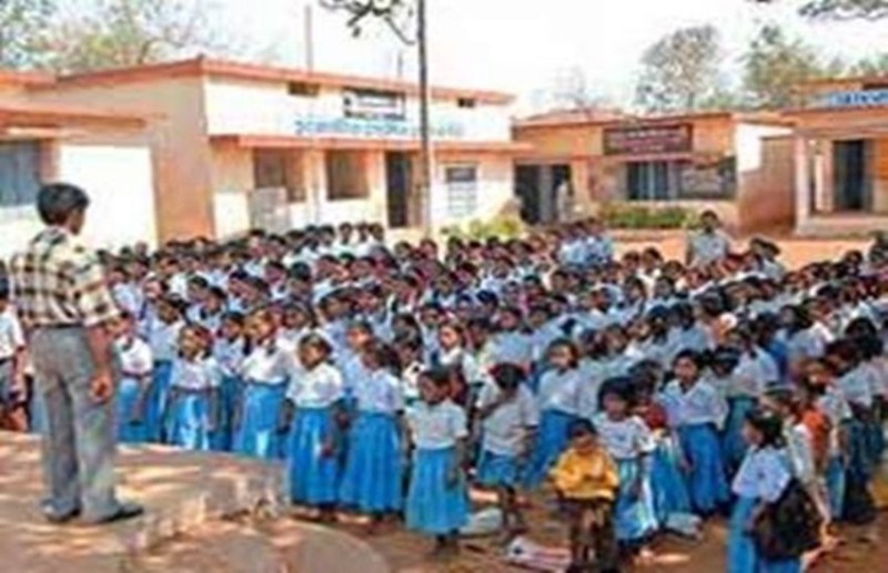 जिले के 50 स्कूलों में सिर्फ एक शिक्षक