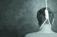 पत्नी के किचन में जाते ही पति ने कमरे में लगा ली फांसी