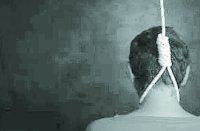 पत्नी के किचन में जाते ही पति ने कमरे में लगा ली फांसी