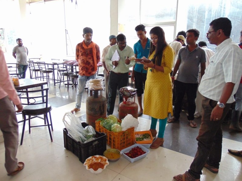 मेजिक फूड में मिला एक्सपायरी डेट का अमूल दूध, ब्रेड