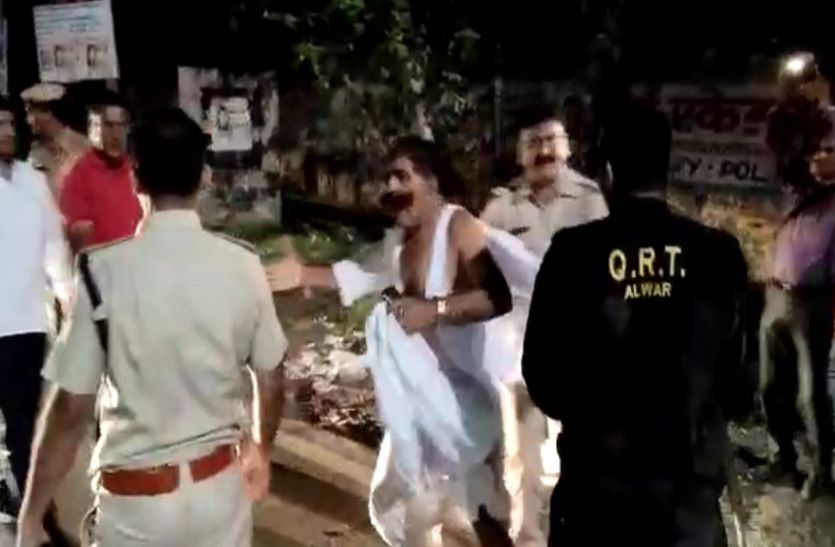 Alwar Police Beat Foji Amar Chand Meena In Alwar Video Viral