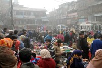 जिंदगी में बदलाव ला रहा प्रतिबंध, टीवी-मोबाइल छोड़ लोग तलाश रहे संबंध