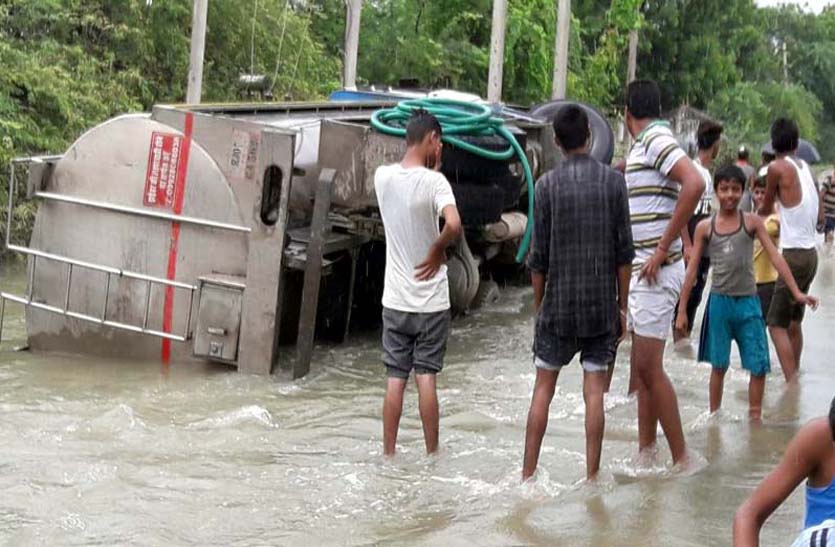 पनवाड़-चांदली के रपटे पर दूध से भरा टैंकर पलटा, ग्रामीणों की तत्परता से चालक को बचाया