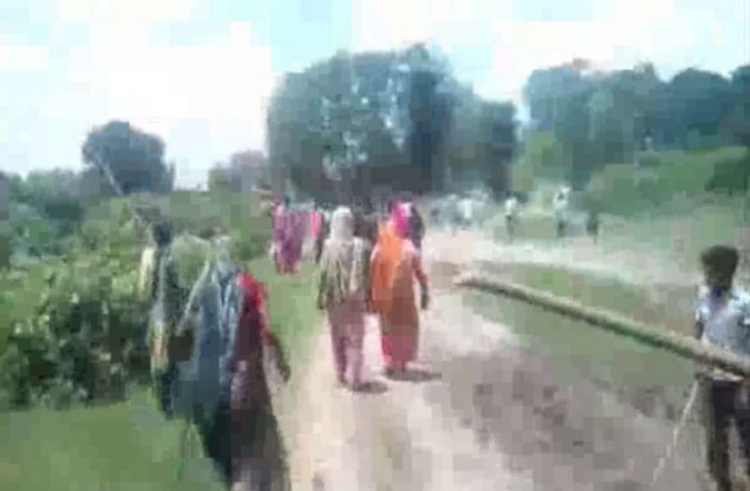 Chhattisgarh angry villagers throw cow dung on patwari