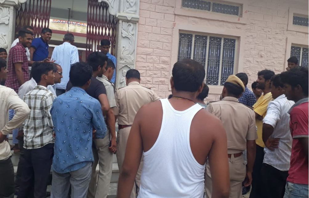 Attempted robbery in temple, attack on priest