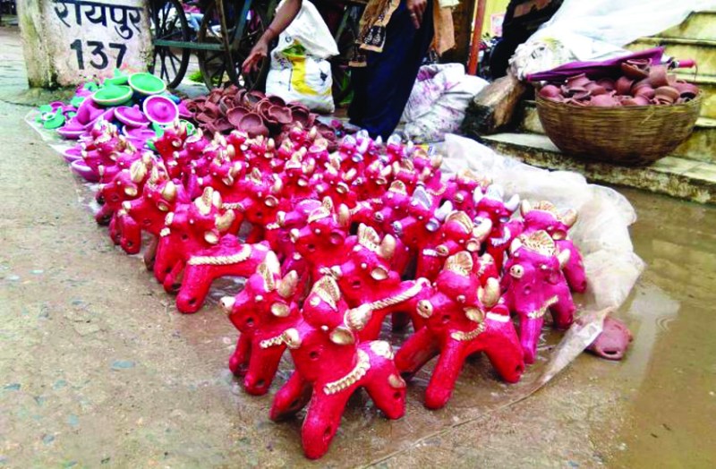 बाजारों में सज गए मिट्टी के बैल, कल किसान धूमधाम से मनाएंगे पोला