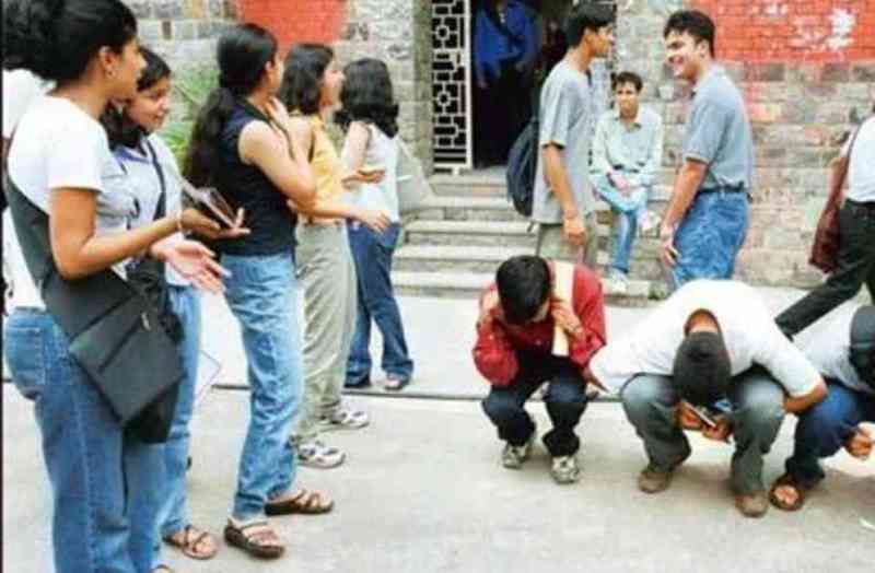 मेडिकल कॉलेज में रैगिंग, एक नहीं, 10 बार करो सलाम