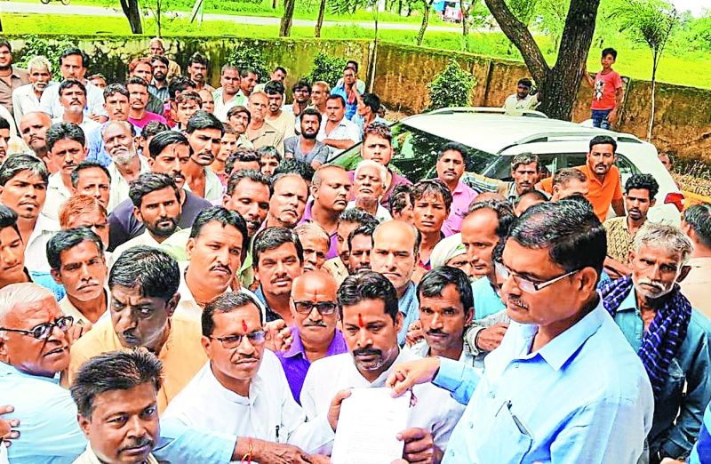 पीएम आवास मामले में विधायक ने दिया दखल, तहसीलदार को ज्ञापन