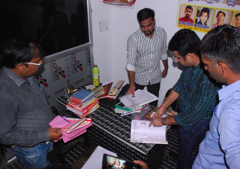 आकाश क्लासेज के संचालक को साथ में लेकर एसओजी ने ली तलाशी