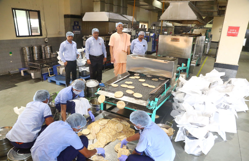 Akshaypatra kitchen अक्षयपात्र में दो घंटे में तैयार होता है ५ लाख विद्यार्थियों का भोजन