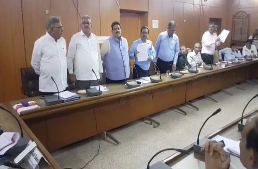 दोनों पक्षों ने चुनी समझौते की राह, उप समिति गठित