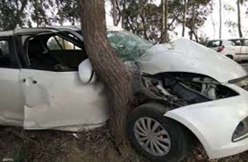 Accident in Dhamtari: ट्रक को ओवरटेक करते समय तेज रफ्तार कार पेड़ से टकराई, 5 गंभीर रूप से घायल