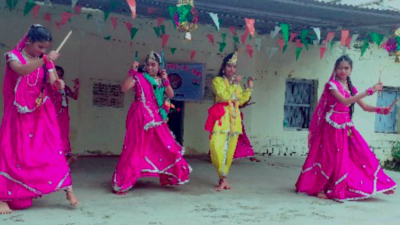 Amazing girls dance, which is seen dancing the people
