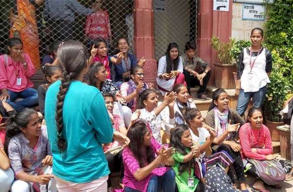 कॉलेज पढ़ने आई अन्य छात्राओं को काफी परेशानी का सामना करना पड़ा।