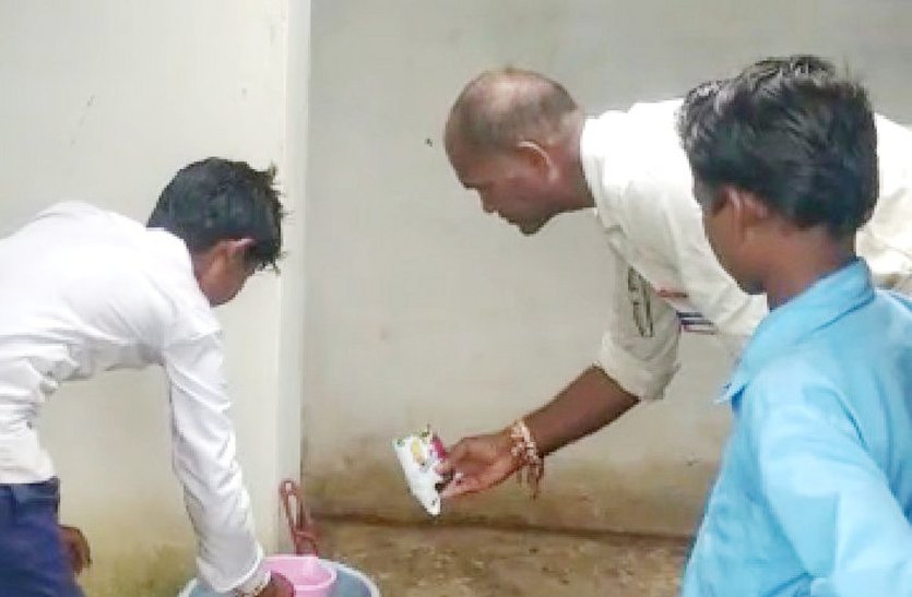 Education: ऐसे मास्साब को सलाम! स्कूल पहुंचते ही साफ करते हैं बच्चों का टॉयलेट व परिसर, देखें वीडियो
