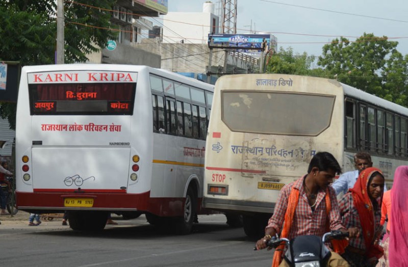 रोडवेज बस स्टैण्ड के बाहर लोक परिवहन बसों के ठहराव से निगम को राजस्व का हो रहा नुकसान