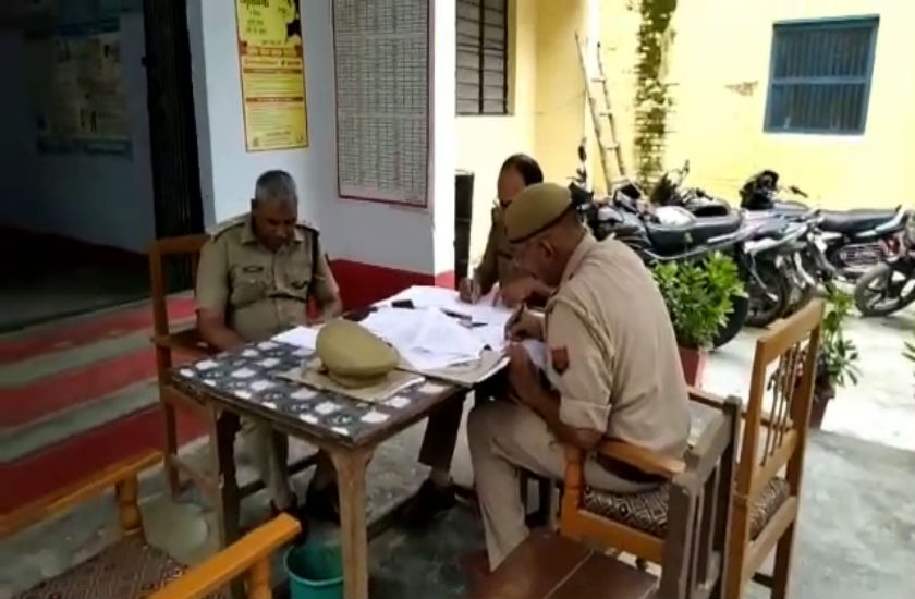 पुलिस और ग्रामीणों के बीच मारपीट के बाद फायरिंग, प्रधान समेत कई लोग गिरफ्तार