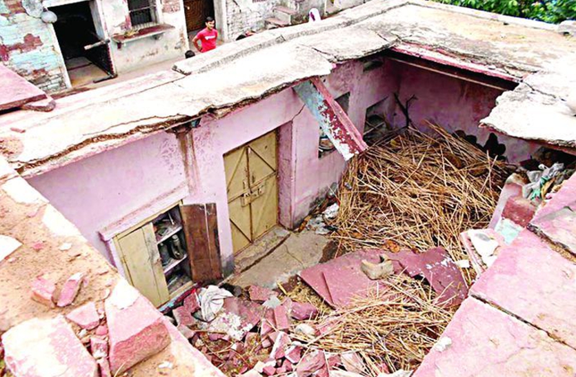 Watch: अंधड़ की शक्ल में आया तुफान मचा गया तबाही, आधा दर्जन पेड़ और मकान धराशायी