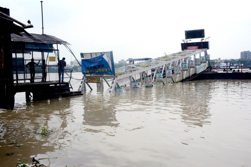 Jetty broken by tide : ज्वार के वेग से अहिरीटोला जेटी टूटी, पुल गिरा नदी में