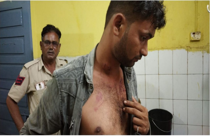 बांसवाड़ा में छठी बार बहरूपिये बने लोगों का शिकार, 'शिव-पार्वती' के भेष में बैठे बहरूपियों को ग्रामीणों ने बच्चा चोर समझकर पीटा