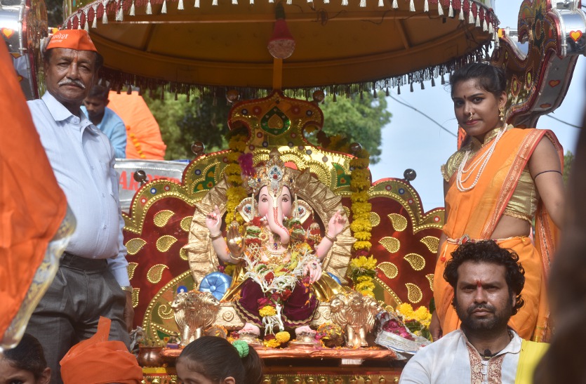 Ganesha News  गाजे-बाजे के साथ आए छिंदवाड़ा के महाराजा