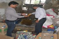 अवधिपार पेय पदार्थ की 300 बोतल मिली, सेम्पल के बाद नष्ट करवाई