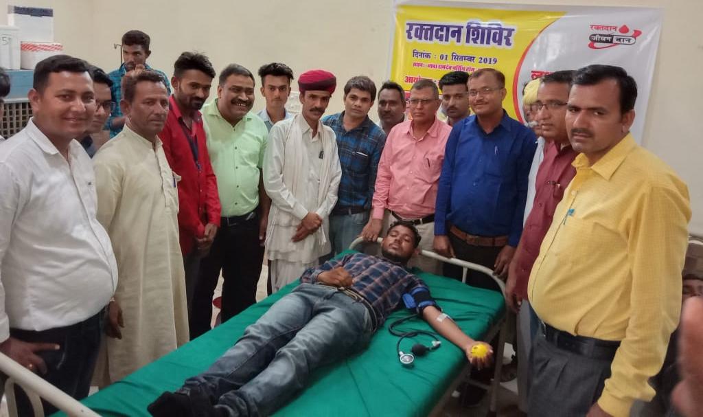 फलोदी. लोक गायकों द्वारा सामाजिक सरोकार के तहत रविवार को बाबा रामदेव नर्सिंग होम में रक्तदान शिविर का आयोजन किया गया।