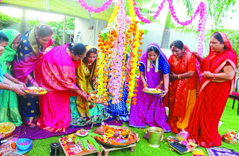 हरितालिका तीज: पूरे दिन निर्जला उपवास रहकर महिलाओं ने विधि विधान से किया कठोर व्रत