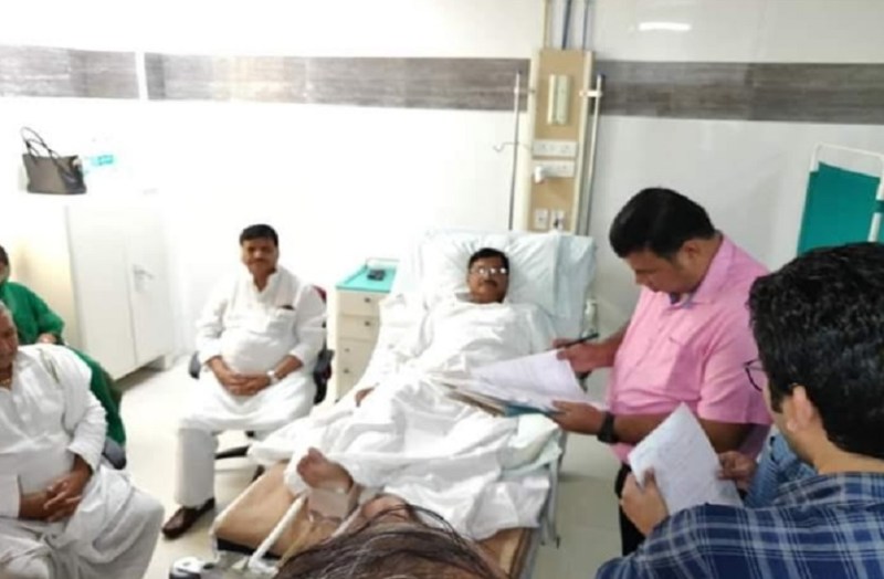 मुलायम सिंह के भाई राजपाल सिंह फिसल कर गिरे, पैर टूटने के बाद भेजे गए एम्स