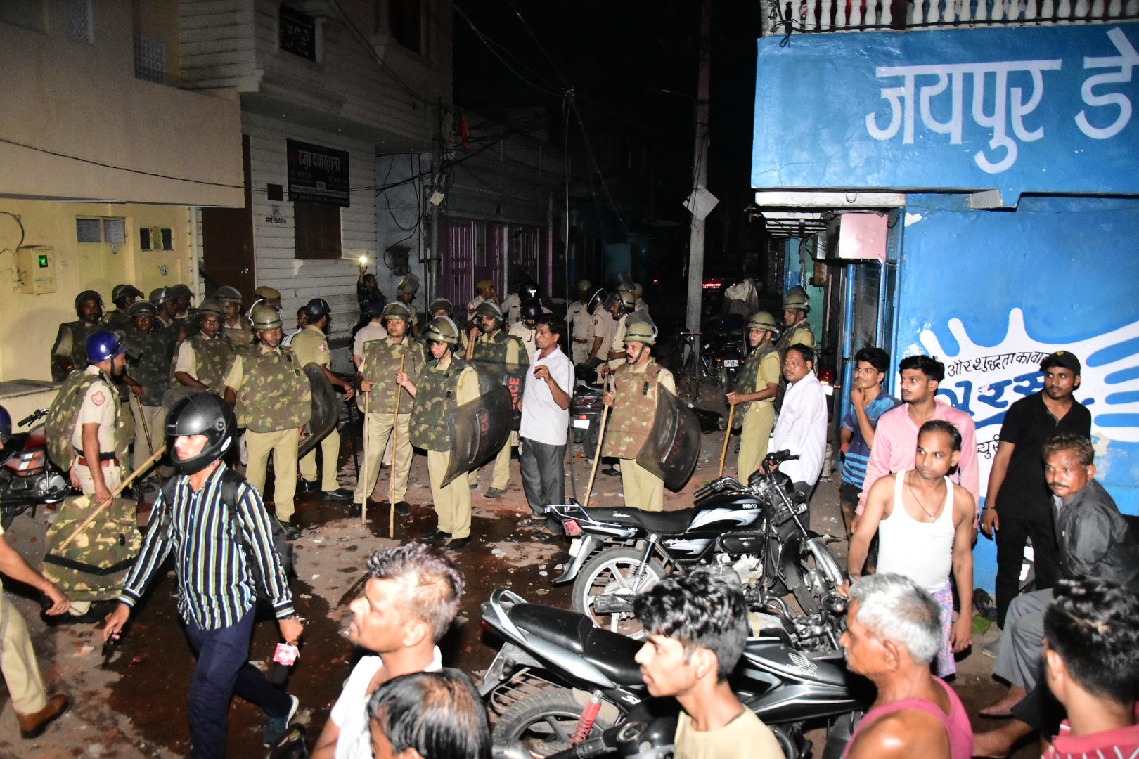 राजधानी में देर रात मोतीडूंगरी रोड पर दो पक्षों में हुआ पथराव, पुलिस का भारी जाब्ता तैनात