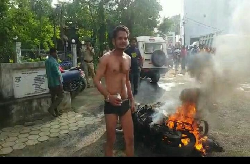 POLICE NEWS : थाने में बाइक को आग के हवाले कर युवक ने किया जहर खाने का प्रयास, पुलिसकर्मियों पर लगाए ५० हजार रुपए लेने के आरोप