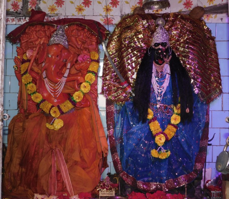 मृदंग बजाते प्रसन्न मुद्रा में 64 योगिनियों के साथ स्थापित हैं नृत्य गणेश