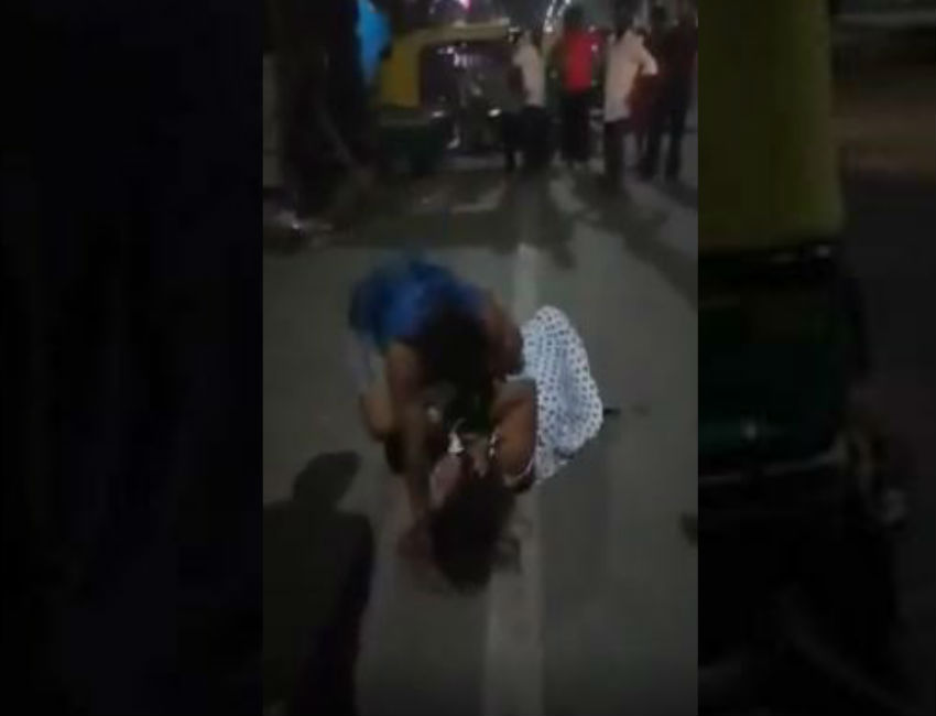 प्रेमी युगल ने ताजमहल का दीदार करने के बाद बीच सड़क पर जो किया, उसका वीडियो जमकर हो रहा वायरल, देखें वीडियो