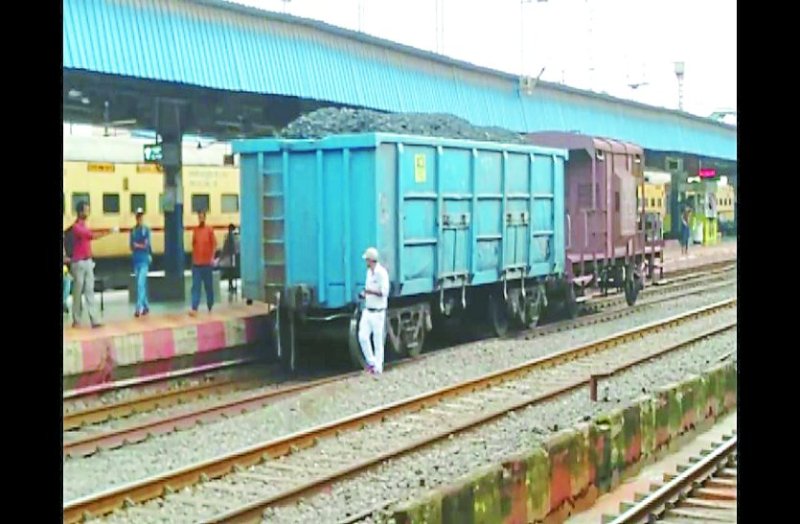 जब इंजिन गार्ड कोच और कोयले से भरी बोगी को छोड़ आगे निकल गई