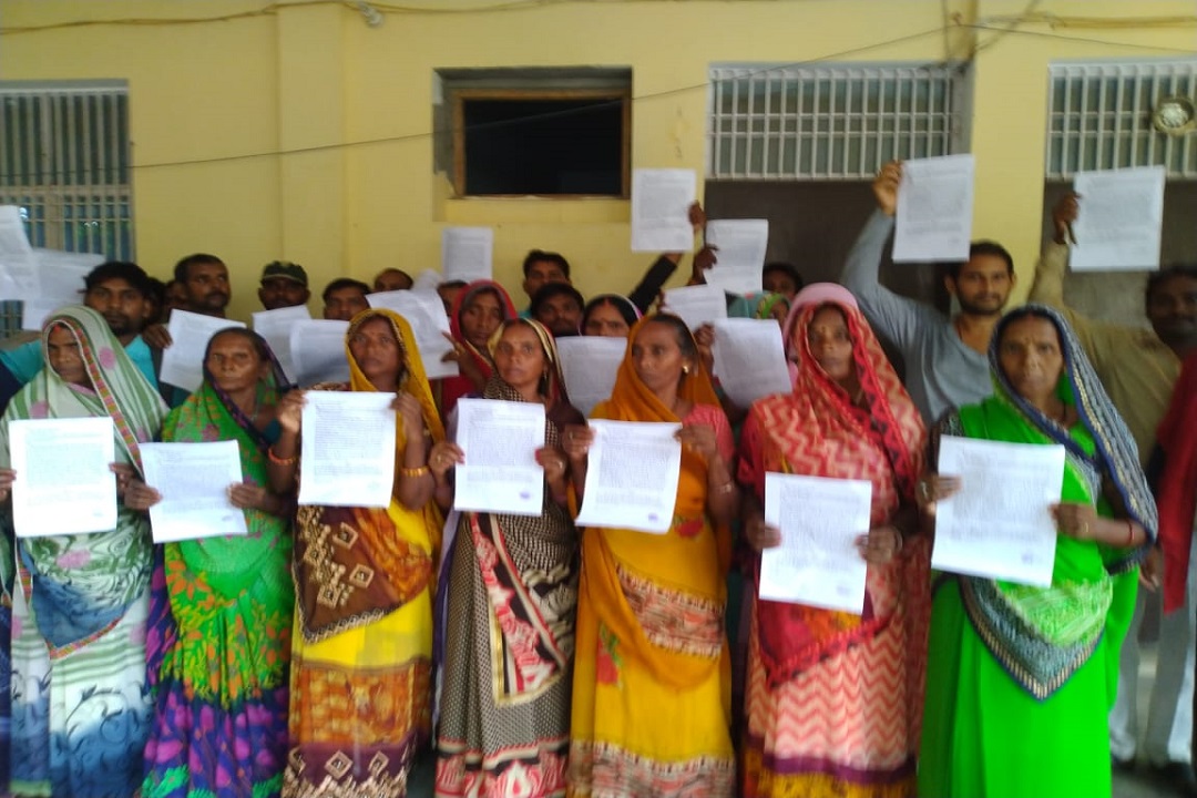 भीषमपुर में कचरा प्लांट का विरोध करती महिलाएं