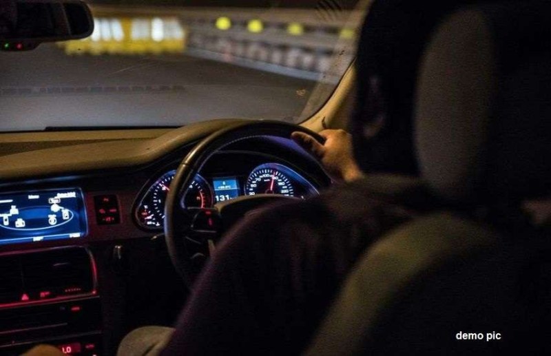 रात को बीच रास्ते में वर्दी देख बढ़ने लगी कार की रफ़्तार, जब पुलिस ने पीछा कर रोका गाड़ी तो...