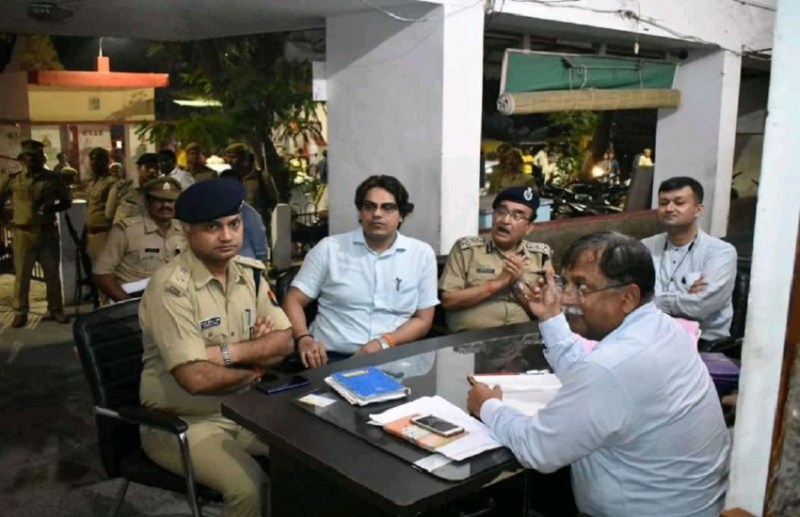 यूपी के अपर मुख्य सचिव अवनीश अवस्थी देर रात पंहुचें थाने ,सीएम के निर्देश पर खंगाली इस हत्याकांड की फाइलें