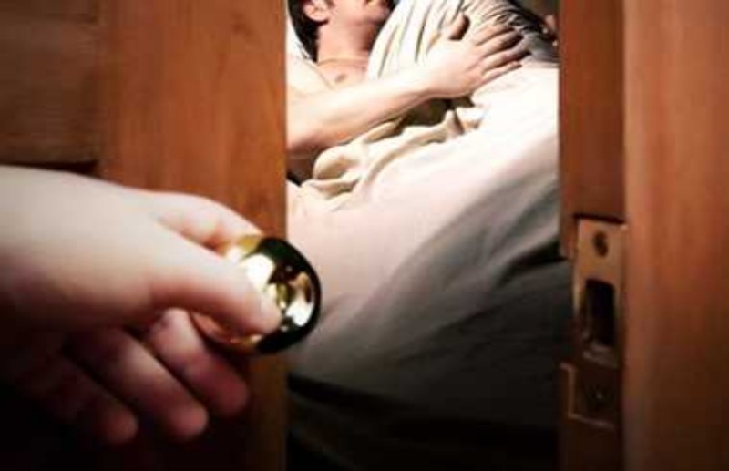 लाज में बनाया शारीरिक सम्बन्ध, गर्भवती हुई तो कराया अबॉर्शन, गर्लफ्रेंड को हुआ शक तो...