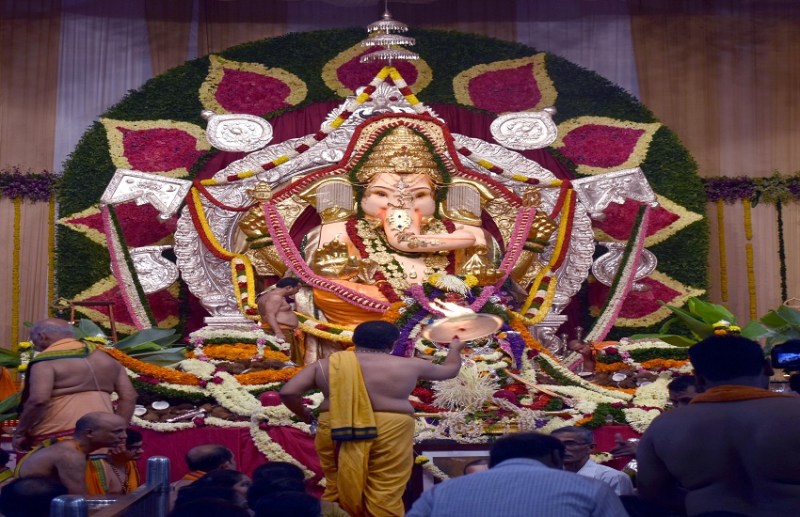 mumbai ganesotsav : 20 करोड़ के आभूषण से लक-दक जीएसबी के गणपति