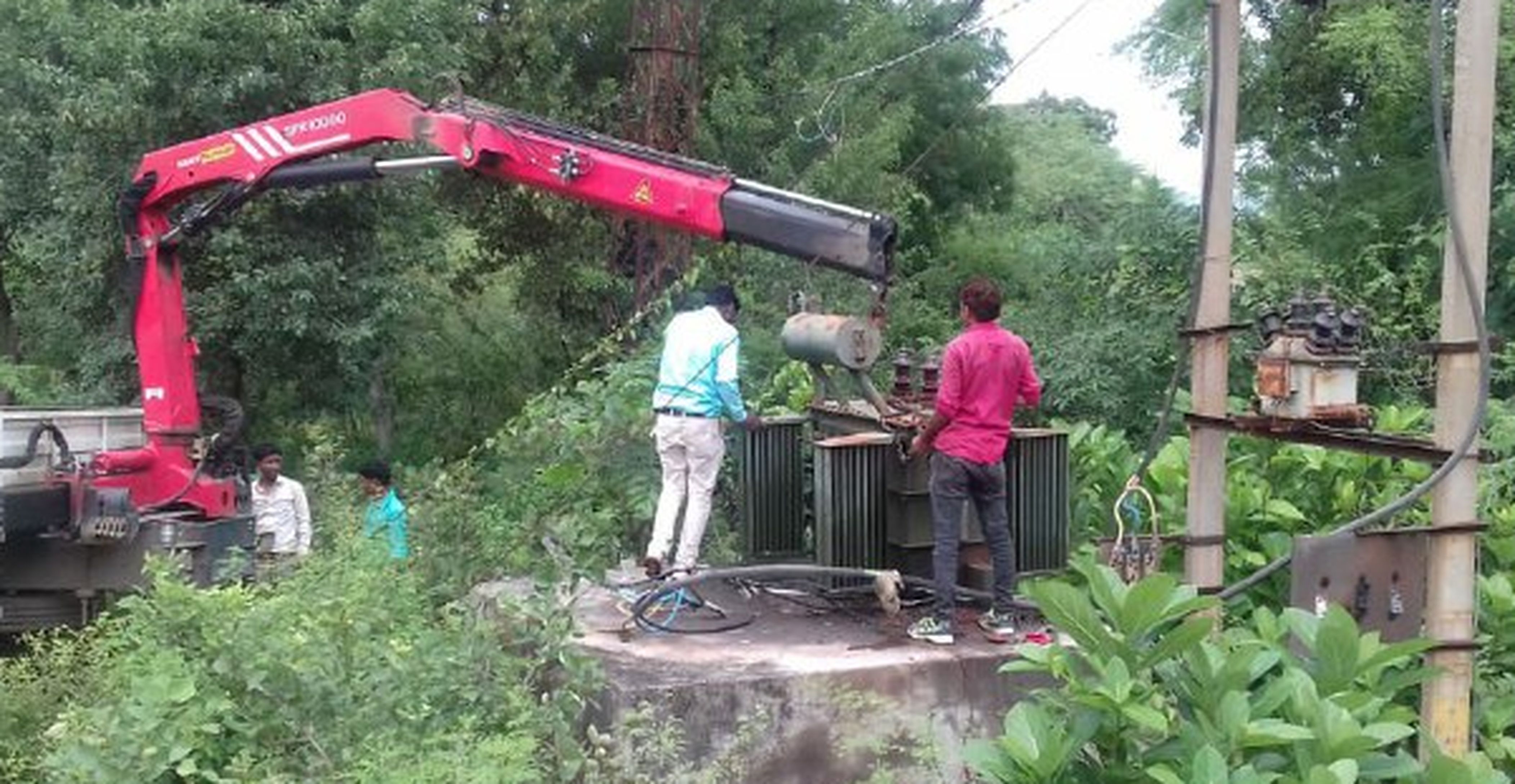 City took 17 hours to correct transformer, people wandering for water