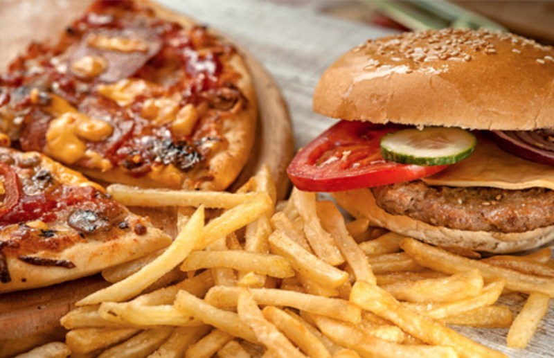 पिज़्ज़ा, बर्गर और समोसे जैसी चीजें खाने से पहले पढ़ें ये खबर, 10 साल से जंक फूड खाने वाला हो गया अंधा और बहरा