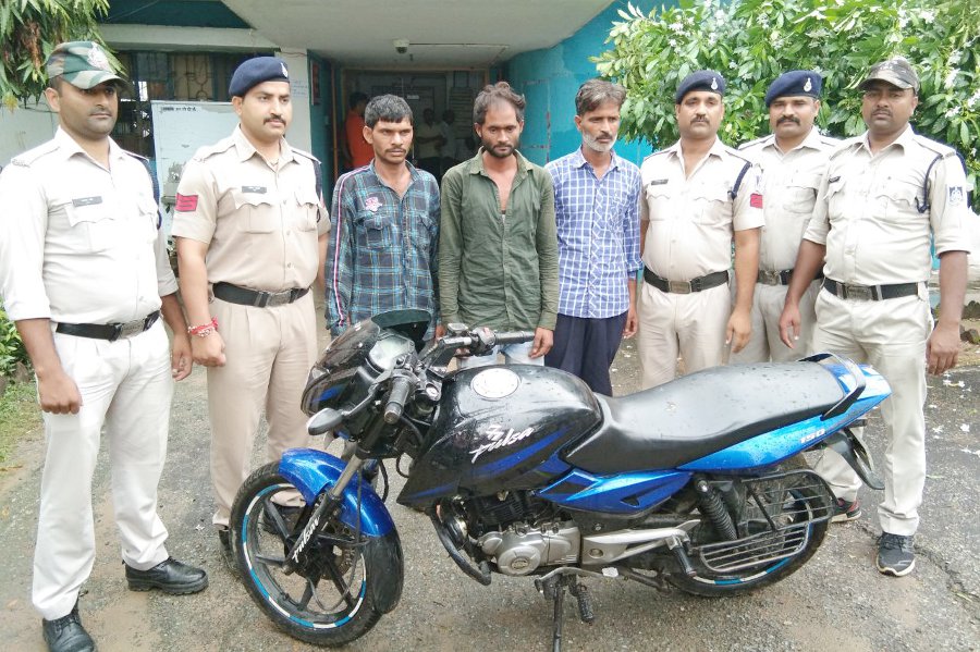 Singrauli police caught Aroopis while selling heroin.