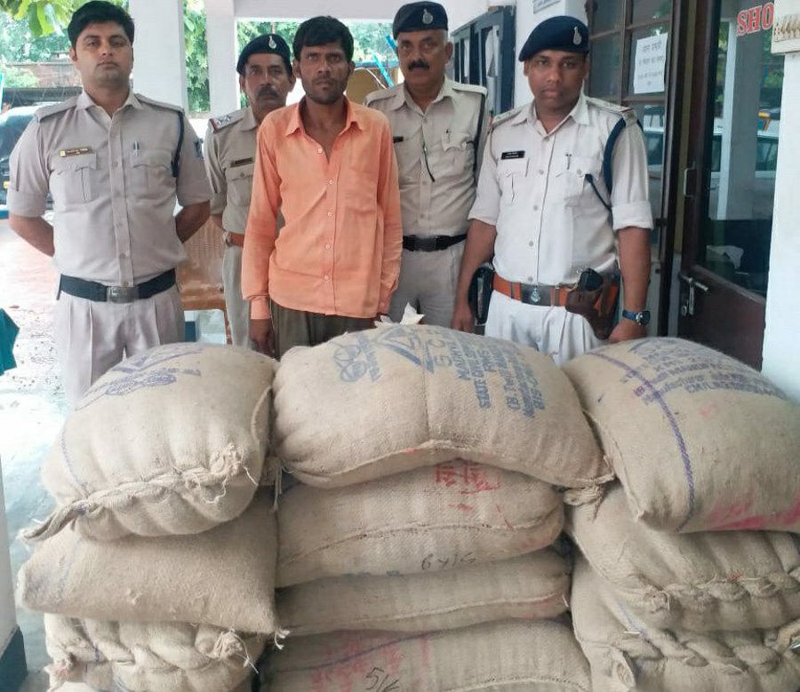 Singrauli police caught Kotadar while black marketing of grains