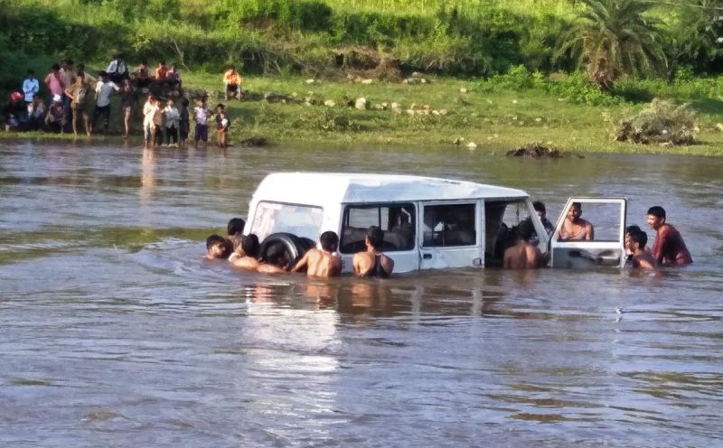 jeep-flow-in-som-river